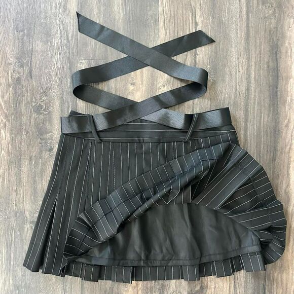 Bebe Pinstripe Mini Skirt Pleated Black with Ribbon Belt Side Zip Closure Size 4 - Picture 3 of 6